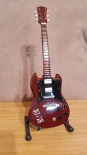 Angus Young AC-DC  Gibsan SG mit AC-DC Motiv. 25cm MiniGitarre mit Stand 10-120