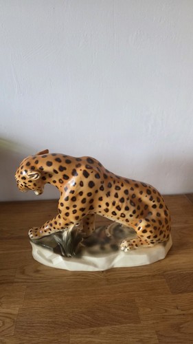 Alter leopard aus porzellan - leopard, um