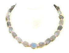 Edelsteinkette aus Labradorith-Rohstein und Zwischenperlen aus Rosenquarz