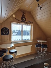 8 Hocker und 2 Stehtische In