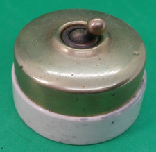 F / Antik: alter Aufputz Lichtschalter / Kippschalter; Messing + Porzellan