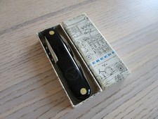 Taschenmesser mit 6 Funktionen, die Verpackung und das Messer tragen einen Werbe