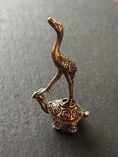 Storch auf Schildkröte aus