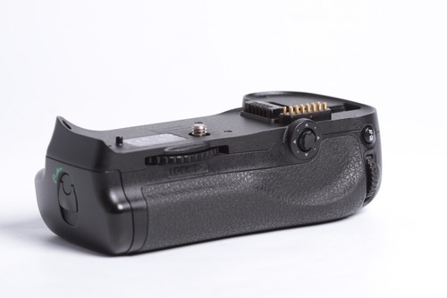 Nikon d10 battery pack - mb-d10,