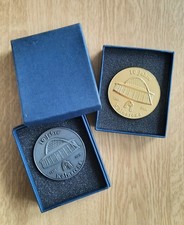 2 Gedenkplaketten 10 Jahre Kölnarena in Silber und Gold + Kartons