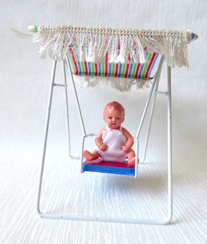 Schaukel und baby püppchen - und,