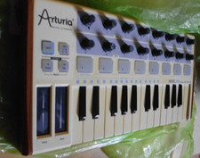 Arturia Minilab Digitaler Synthesizer + Universal Midi Controller