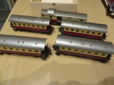 Trix Express 3310 vier Personenwagen elfenbein und 3357 als Ersatzteilspender