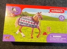 Schleich 42360 - Horse Club, Englisches Vollblut mit Decke, Pferd