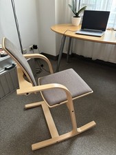 „Varier Actulum balans - Indivual“. Esche Natur lackiert, Polster grau/braun.