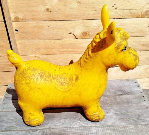 Gelbes reittier für kleine - reittier,