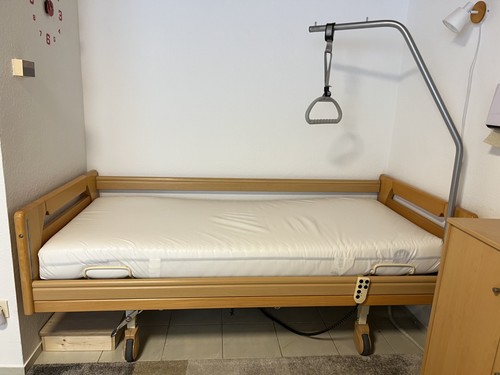 Elektrisches pflegebett von - pflegebett,