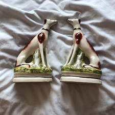 Zwei antike Staffordshire Ware englische braune Hunde aus Porzellan 20. Jahrhundert.