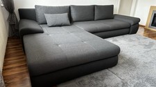 Graues Sofa mit Schlaffunktion