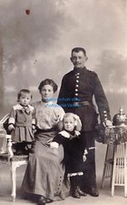 Foto-AK Soldat mit Frau und Kindern 1. Weltkrieg Pickelhaube