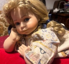 Puppe Biskuitporzellan Liegend auf Kissen  Rotes Babydoll Hellbraunes Haar