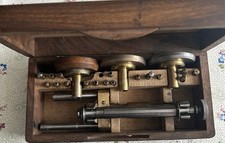 Schraubenkopfpoliermaschine  von der Firma. Triumph