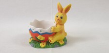 Osterhase auf Wiese mit ½ Ei zum Stellen für Ostern als Geschenk - Deko aus Ton