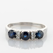 Ring aus 585er Weißgold mit Saphiren und Diamanten