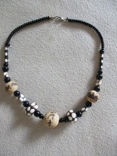 Halskette mit Keramik-Kugeln