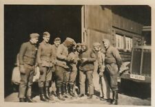 Foto Wehrmacht Soldaten mit Kälteschutz vor Auto Garage LKW Kennung IY Photo