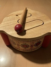 Holztrommel mit Schlagstock Pintoy für die Kleinsten