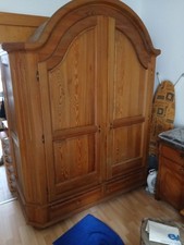 Schöner alter Schrank mit 2 Türen und 2 Schubladen.