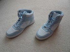 Schöne hoher Sneaker -