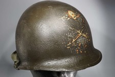 WW2 / Korea US Army M1 Helmet / Stahlhelm mit überlackiertem Abzeichen