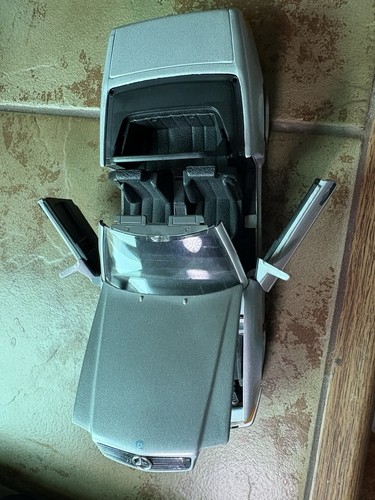 Revellmodellauto mercedes - 1:18,