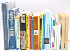 Konvolut 35 Kataloge & Hefte zum Thema Briefmarken, Ansichtskarten und Sammeln