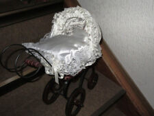 Puppenwagen für kleine Puppen, Metall,Korbgeflecht mit weißer Spitze