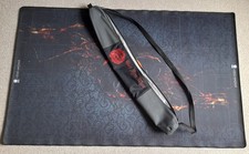 Black Rose Wars Spielmatte mit Transporttasche, gesticktem Motiv und Schriftzug