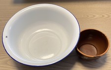 Blechschüssel und Porzellan