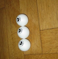 3 Trainingsbälle aus Plastik bspw. Plastik-Trainingsbälle der TopMarke Butterfly