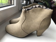 Super Me, Stiefelette