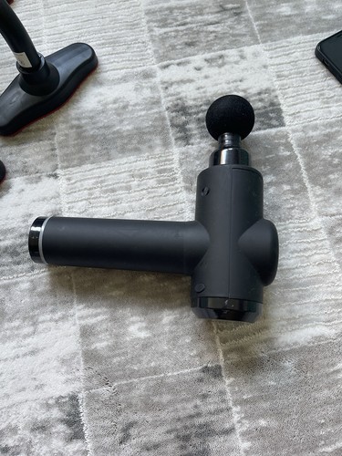 Schwarze massagepistole mit - massagepistole,