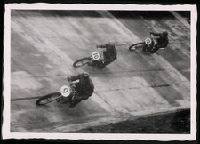 Fotografie Motorrad-Rennen, Rennmotorräder in der Steilkurve der AVUS in Berlin 