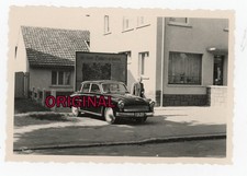 Orig Foto 1961 Mann mit DDR Auto Wartburg 311 in Finsterbergen Friedrichroda