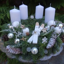 Adventskranz Adventsgesteck Kranz frisch Kugeln Schneeball Skier Kerzen weiss