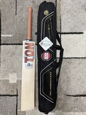 Ton Vertu Cricketschläger -