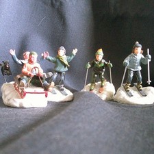 Lemax   Figurines / Tischdeko Kinder im Schnee Schlitten Ski  Resin  -  Retired