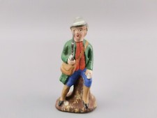 Massefigur Wanderer sitzend