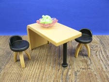 Tisch, 2 Stühle & Obstschale