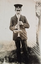 Junger Mann in Uniform spielt