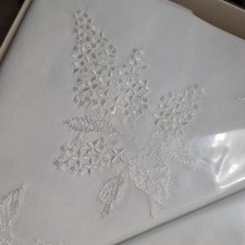 H12) "FLIEDER" WUNDERSCHÖNE RETRO BETTWÄSCHE/ TÜCHER , BESTICKT IN WEISS