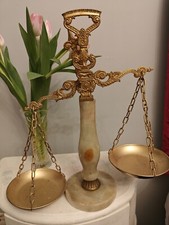 Vintage Waage auf Marmorsäule