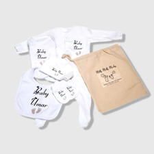 PERSONALISIERTES Baby Krankenhaus Set Füße Schlafanzug Babygrow Hut Lätzchen & Handschuhe Set