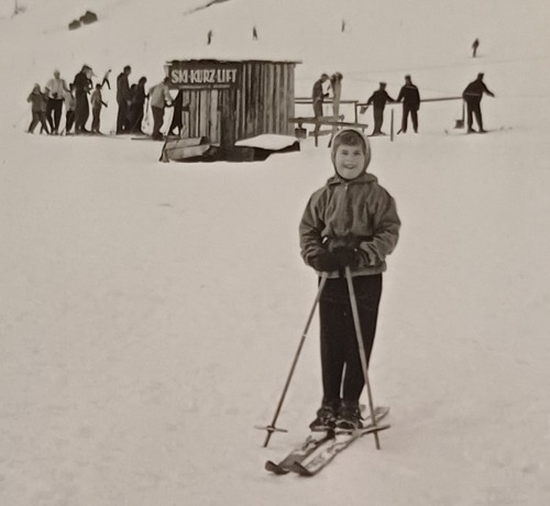 Mädchen steht lachend - , ski