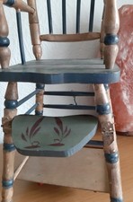 Vintage - dekorativer Puppen-Hochstuhl aus Holz in Grün/mit Braun, umklappbar